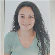 Profesora de inglés imparte clases a niños de la ESO